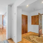 2 Bedroom Gorgeous In Apartment *
